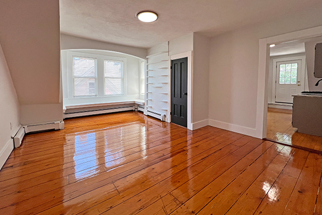 Living - 3bd 1ba Waltham NO BROKERS FEE!!!!! Apartments