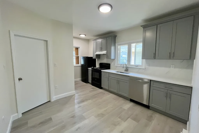 kitchen - Renovated 4 Bed / 1 Bath near campus available 6/1/26!! Apartments