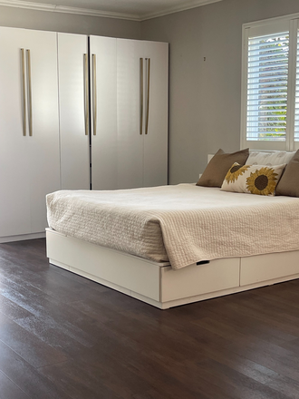Extra Large Bedroom - Queen Bed with storage - Serenity and Convenience - Bus, Trolly, Drive or Bike ~ 15 minutes to Campus.