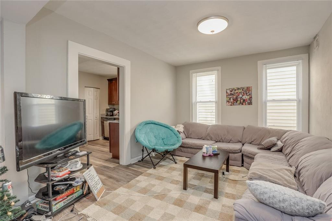 Living Room - Updated 3 Bed 2 Bathrooms House Minutes From ODU