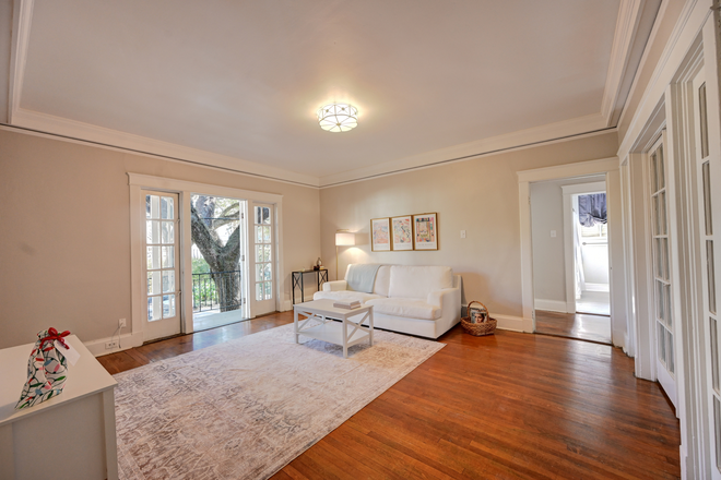 Pottery Barn shabby chic living room with balcony overlooking the historic Poplar oaks. - Spacious, 3 bedroom, two bath, partially furnished, close to campus, renovated kitchen.