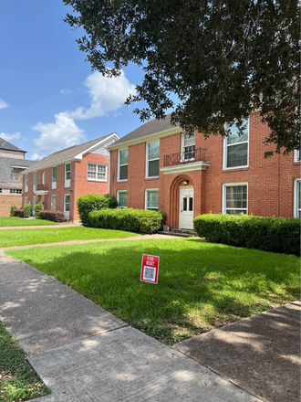 Exterior: Prime Rice Village location directly across from Rice University graduate housing and shuttle stop. - Walk to Rice & Rice Village | 3BR /1BA | Available Now