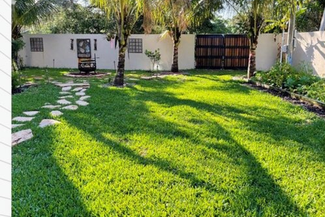 Garden - Private entrance,Room for rent,close to St Pete campus,all util.included.