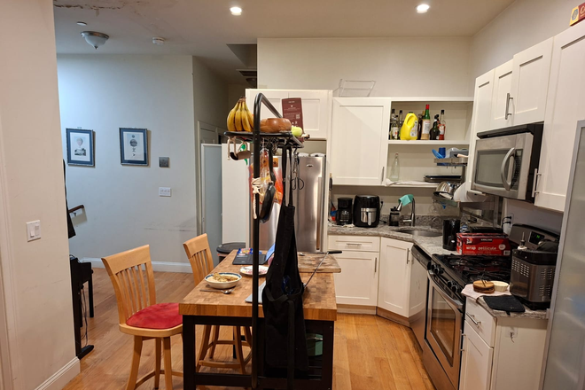 kitchen - Apartment 15 minute walk to Harvard square 8 minutes to T