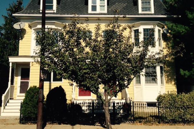 Front entrance on left - 1 bdrm,on bus stop,quick walk to Harvard,Porter,Alewife Included:Heat,Washer/Dryer,Hot&Cold Water