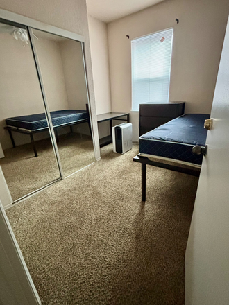 Bedroom - 2x2 (looking for roommate) Apartments