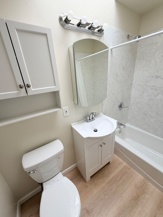 bath - Apartment for rent steps from Geary St and 10 minutes from USF Campus