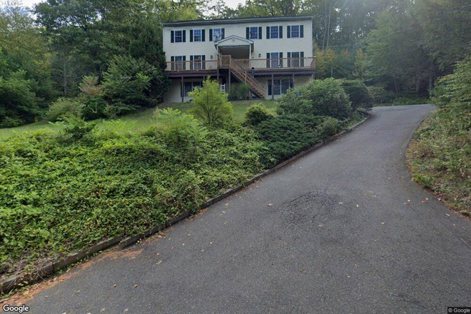 House exterio in spring time - 14 minutes to UMASS Duplex 3 floors