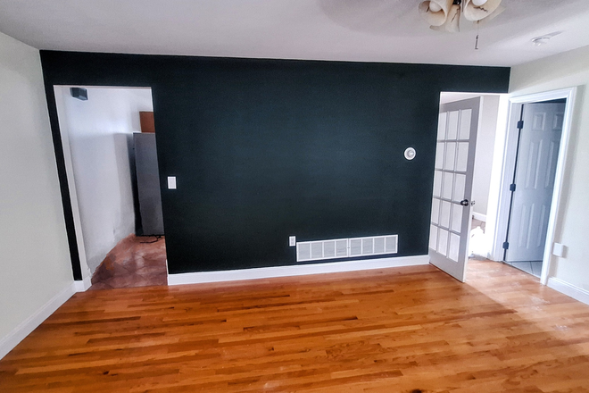 - 3-Bedroom 1.5-Bath Duplex in East Providence, minutes from Brown University - Seconds from I-195