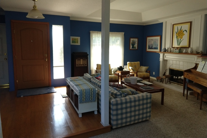 Living Room - 4b3b House (10-15min from campus)