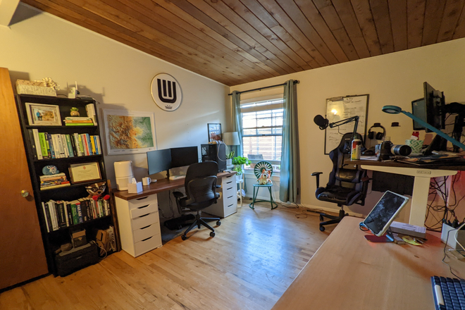 Bedroom 1 - Spacious 2BR wood floors, vaulted ceiling, yard Triplex