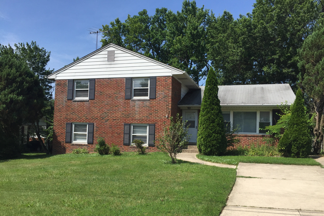 Front Yard - One Large Bedroom Available in a Single-Gendered House near UMD