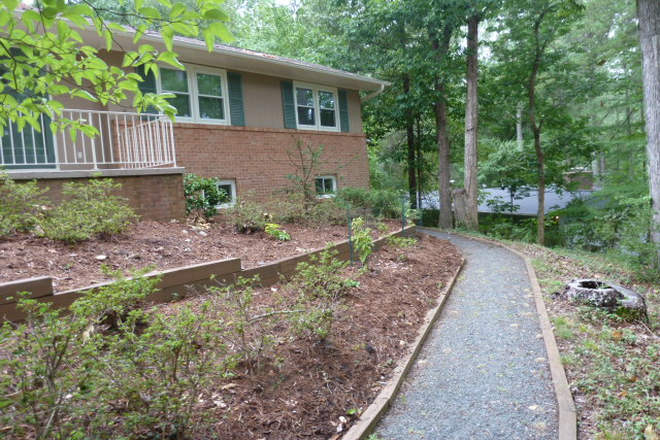 Walkway to entrance - Studio Apartment in Lake Forest