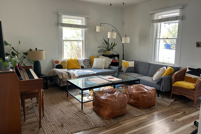 Living Room - 3 Furnished Bedrooms for Rent, 4 Blocks to UoA, All Utilities Included
