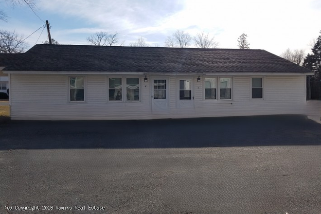Exterior - 1039 North Pleasant Street (Campus Area) Apartments