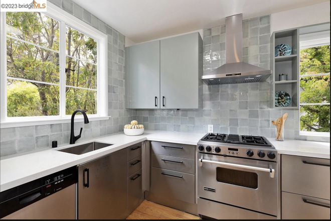 Kitchen/Dishwasher/Gas Stove - Sunny and Spacious 2/1, rare W/D in Unit, 6 Min Walk to UC Berkeley,