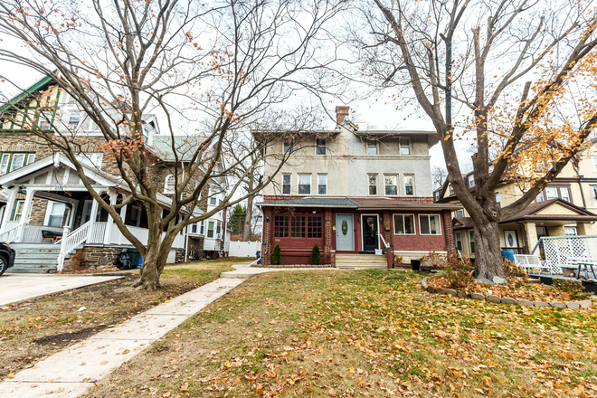 FRONT OF HOUSE - Spacious 6BR Off-Campus Housing – Ideal for Student Group (Full Home Rental)