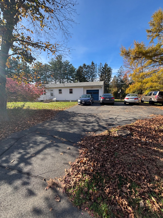 Front yard/driveway - Bedroom sublet for spring 2026
