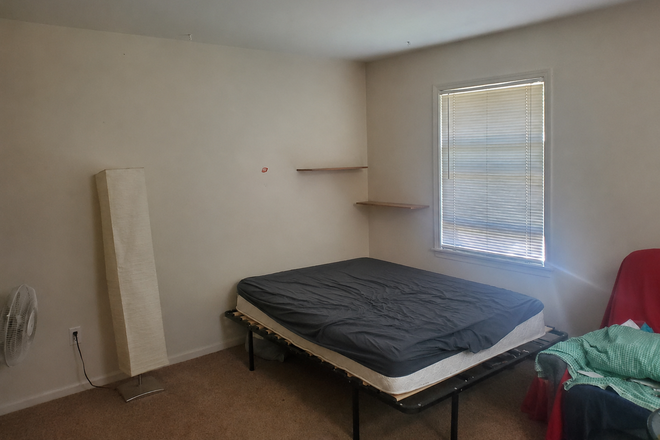 room - Single large bedroom in an awesome 4Bed 2bath house close to downtown