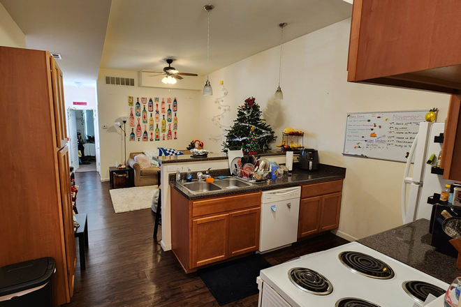 Kitchen - $1500 SIGNING BONUS! 5 Bedroom/2 Bathroom