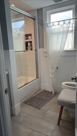 Bathroom - Room for rent in large duplex (wi-fi and cleaner included) on Bus 28 AND train line