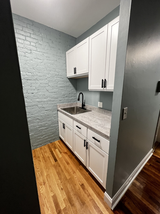 Hub Realty - Mission Hill, handy two bedroom, on the green line T