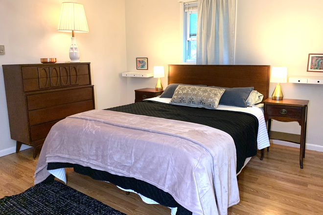 Bathroom 1 - $1,100 / 1br - PET FRIENDLY BEDROOM SUBLET WITH FENCED BACKYARD