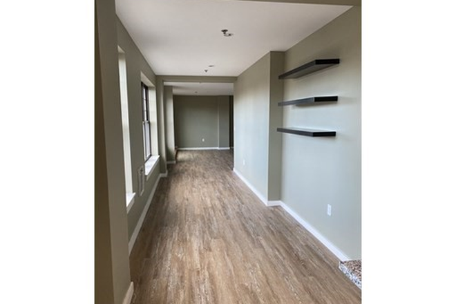 Living Space - GORGEOUS COMM AVE 2 BED 2 BATH Condo