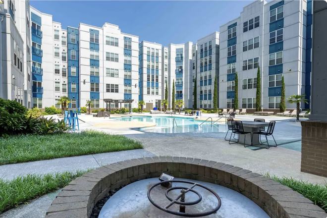 Courtyard including pool. - Yugo Greenville Uptown