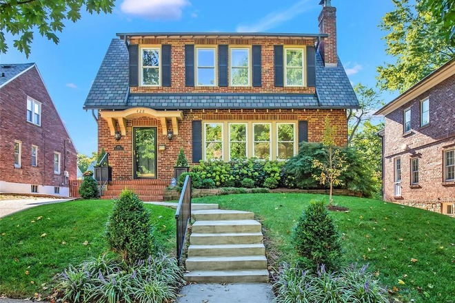Outside street view - Entire House Short Walk from Downtown Clayton and Metrolink