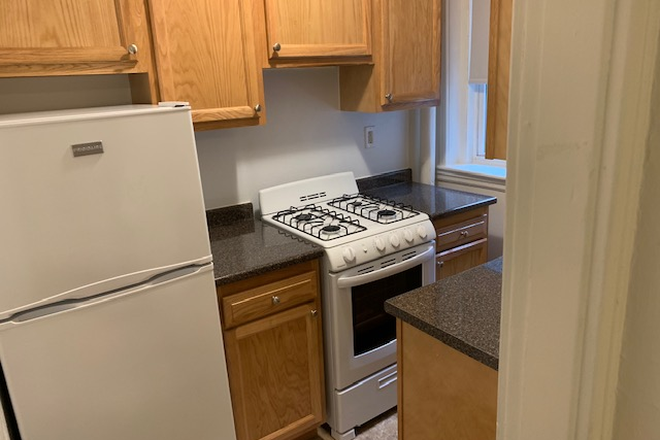 Call NOW for showings! 617-236-8550 - BOYLSTON ST - *NO FEE* SPLIT 1BR/1BA FOR 2 PPL W/ H&HW INC, BAY WNDW, LNDRY IN BLDNG FOR *9/1/2026*