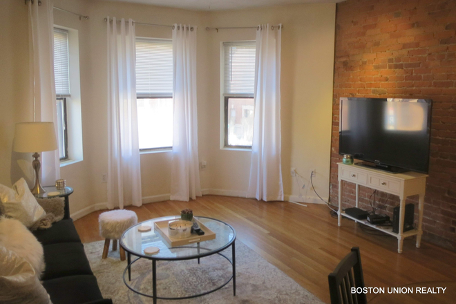 Call/text 602-317-9877 for a showing. - 9-1-26 / NO FEE / JUST LISTED 2BR WITH EXPOSED BRICK AND LAUNDRY IN UNIT! Condo