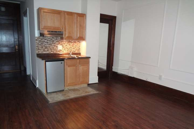 Kichenette - Large studio in walking distance to Jefferson Apartments