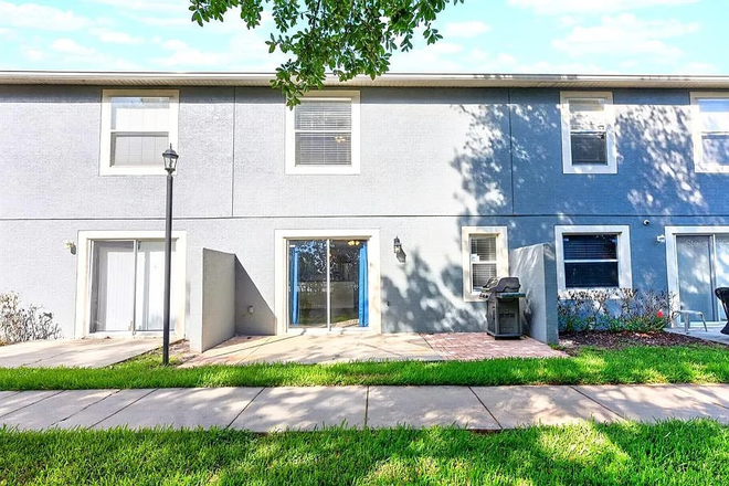 Outside Patio view - 2 Rooms Available – Female Only – 10 Min to UCF, Next to Waterford Lakes Towne Center Townhome