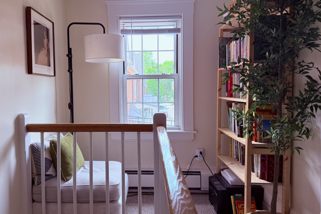 Reading Nook Upstairs - 1 Bedroom in 2 Bed / 1 Bath - Bright Comfy Furnished Apartment, Walk To Campus, River, Cambridge