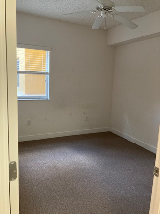 - Valencia 1/1 one block from Metro Rail / mins to UM