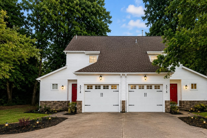 Exterior of home - 2 Bed / 2 Bath - WALK to Campus - Garage + yard