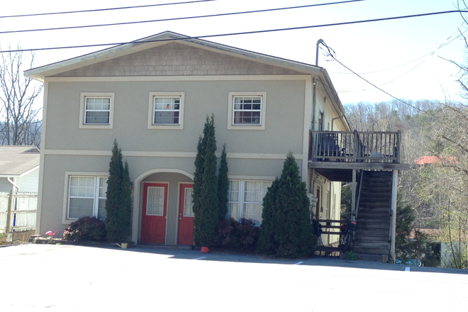 Front of bldg. from street - Spacious, luxury 1 br. apartment, walking distance to WCU campus. No Pets