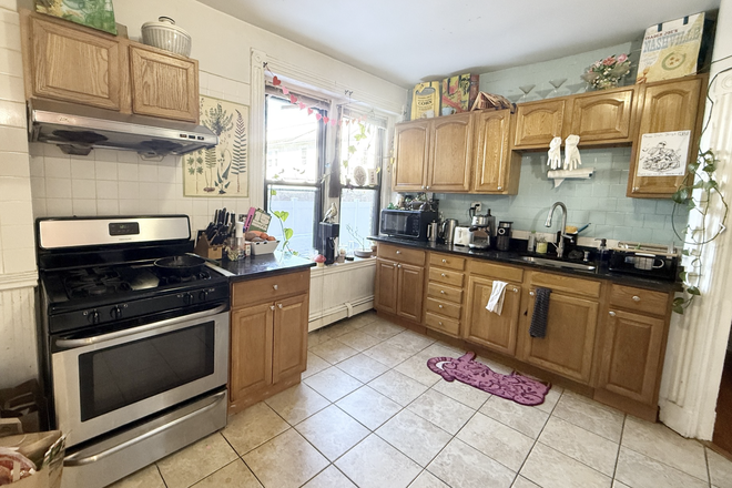 kitchen - *NO BROKERS FEE!* Spacious 3 Bed / 1 Bath near HBS! Apartments