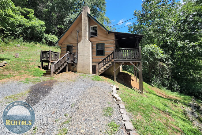 - 3bd Log Home Close to Town