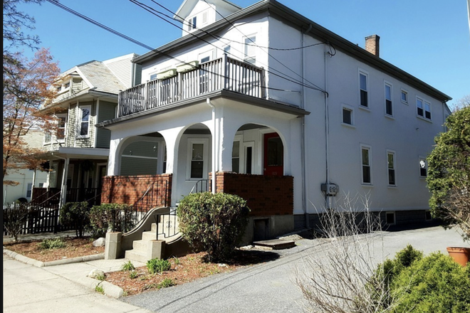 Front of house - Summer 1 bedroom sublet close to campus Duplex
