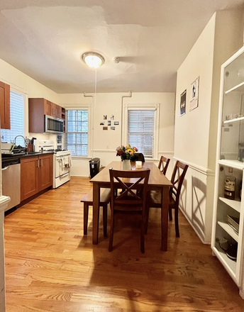 ... - SUPER CUTE 3 BED WITH PORCH, IN UNIT LAUNDRY Duplex
