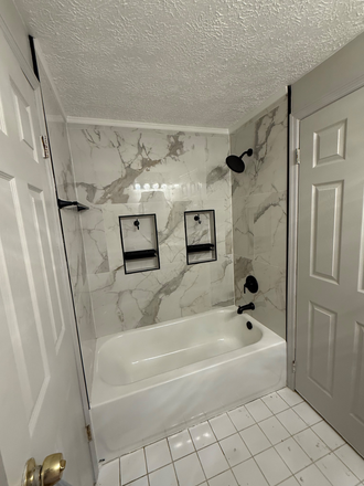 Full bathroom (shared space) - Franklin Mills