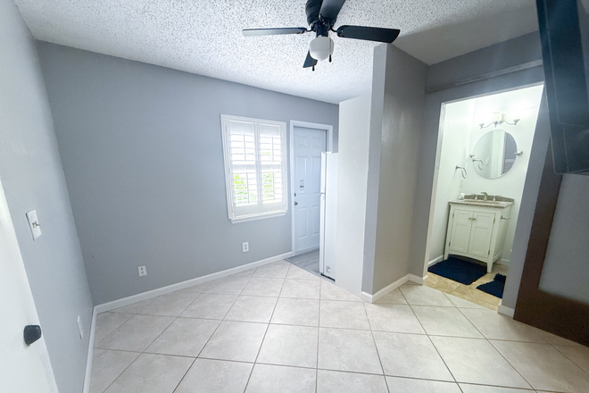 Large room - living room, office etc - UCF 1 bedroom, 1 bathroom apartment