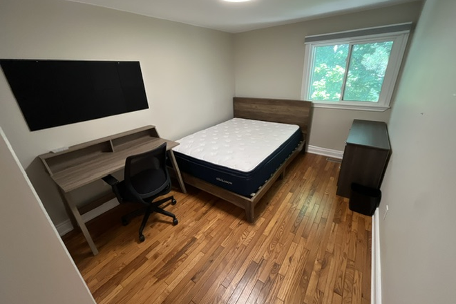 Bedroom Furnished with Double Bed , Desk and Dresser - 1 Furnished Bdrm in 3 Bdrm Townhouse Shared Kitchen and Bathroom Laundry, Utilities and WiFi incl