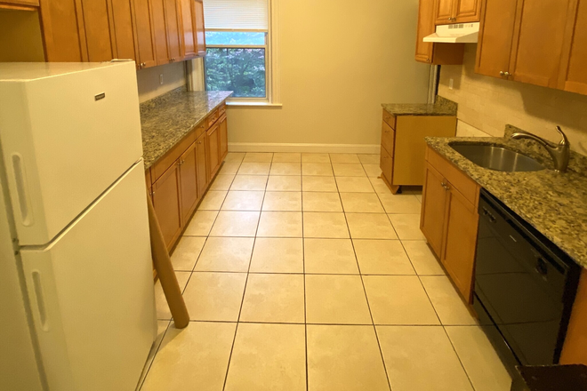 Kitchen - Gorgeous 2 bedroom on Euston Street in beautiful brownstone!