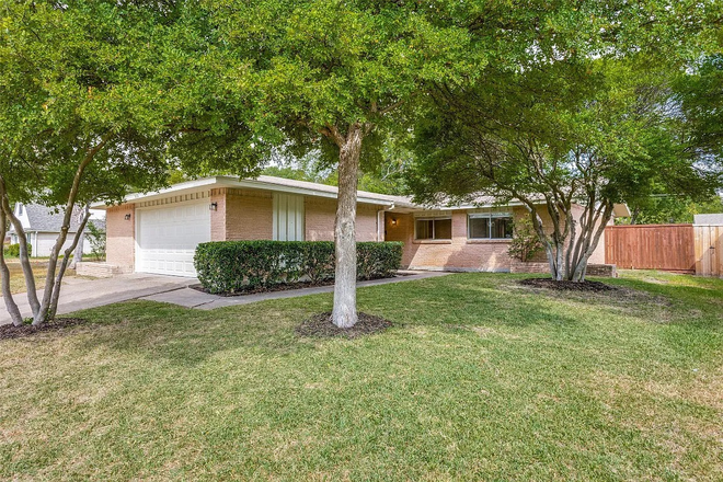 Front yard - Kingswood Ave. 2 Bedrooms for rent near UTD $925 per room House