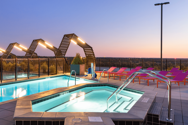Rooftop Pool and Hot Tub - The Hub State Street