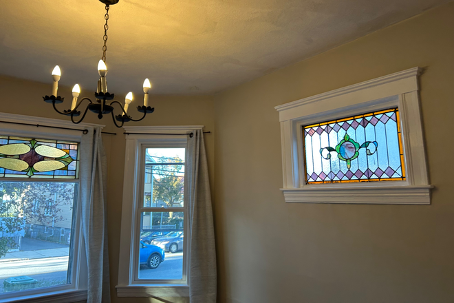 Beautiful windows - Summer sublet close to campus