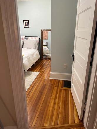 bedroom entrance 1 - REnt one or two rooms international female students non-smoker. Use of kit